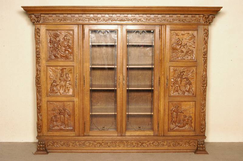 BÜcherschrank, Belgien, um 1920, Eiche massiv, seitlich mit kassettierten FÜllungen, Front auf schwerer Fußleiste, 16-fach gestuft, 4-tÜrig, ...