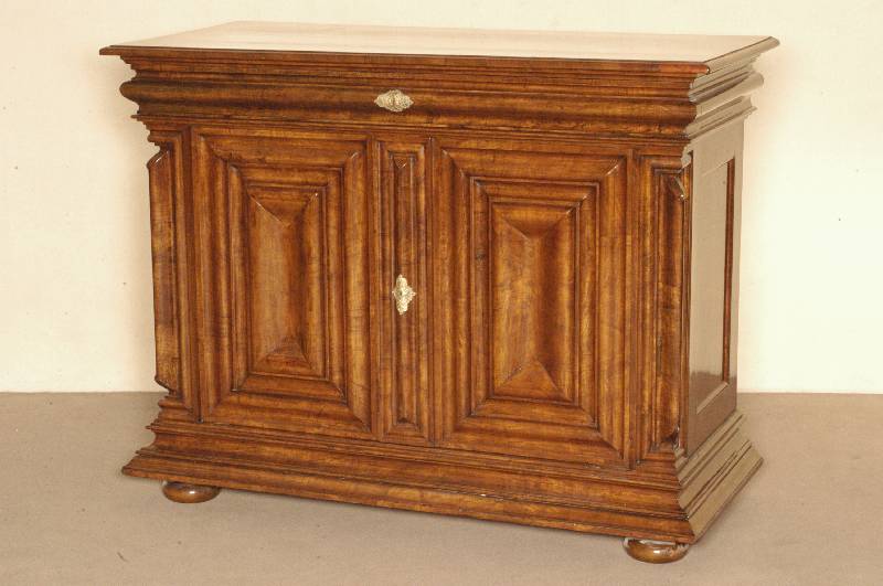 Frankfurter oder hessischer Wellenhalbschrank, um 1850/60, krÄftige Fußleiste, mehrfach gestuft, 2-tÜrig, wellenfÖrmig aufgebaut, Ecken als ...
