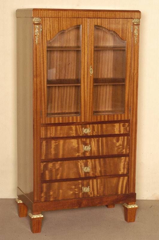 Mehrzweckschrank, Frankreich, um 1900, Mahagoni massiv, z.T. furniert, auf leicht konischen FÜßen, abgesetzt mit umlaufender Messingleiste, ...