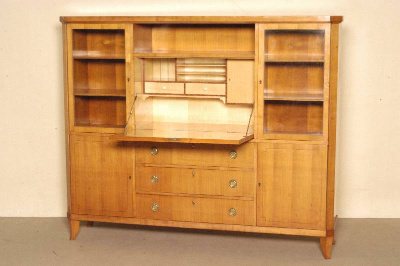 BÜcherschrank, deutsch, um 1925, Korpus Weichholz, Kirschbaumfurnier, auf gebogenen Spitzbeinen, Ecken abgeschrÄgt, 4-tÜrig, 2 TÜren verglast, ...