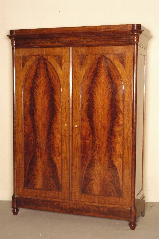 Schrank, Holland, um 1840/45, SpÄtbiedermeier, Korpus Eiche, Mahagonifurnier , z.T. gespiegelt, abgerundete Ecken, TÜrfÜllungen in gothischem ...