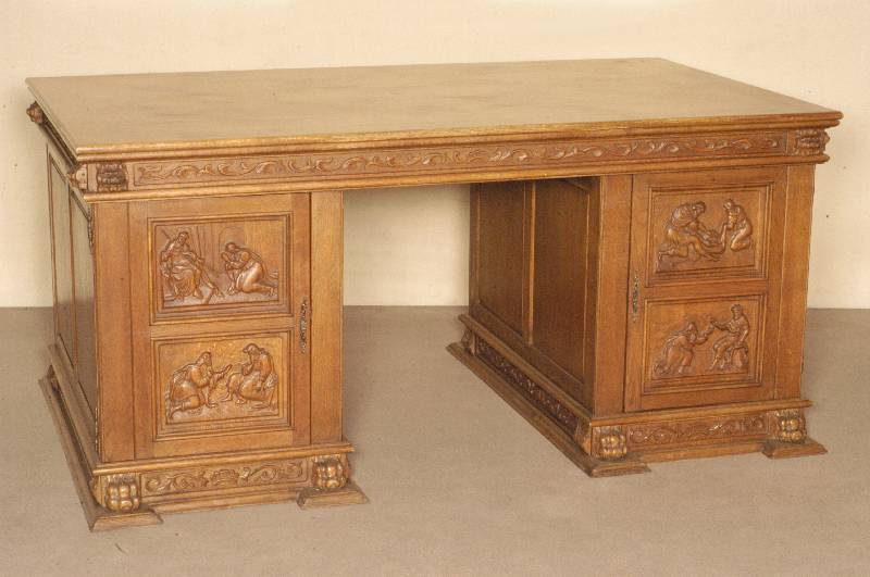 Partnerschreibtisch, Flandern, um 1910, Eiche massiv, seitlich kassettierte FÜllungen, oben und unten umlaufend geschnitzt mit Akanthusblattmotiv ...
