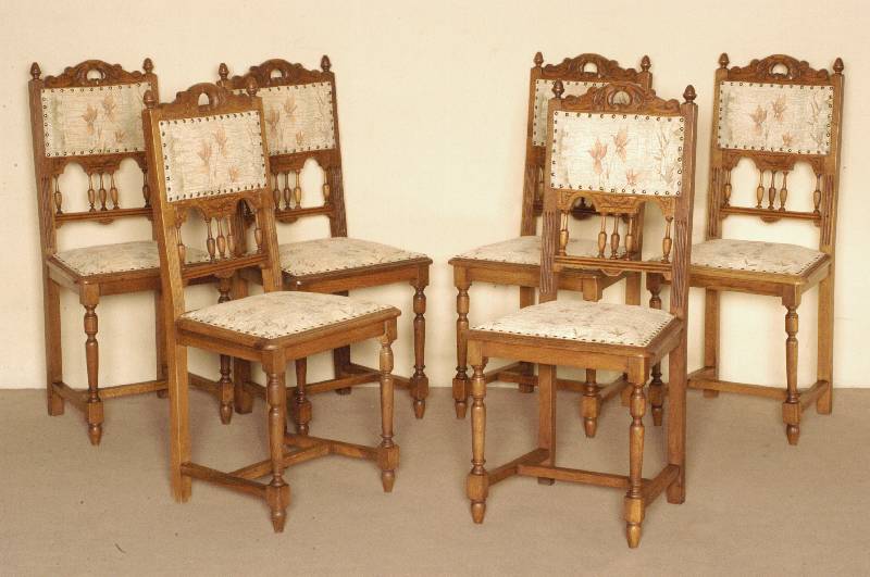 6 HochlehnstÜhle, Belgien, um 1880, Eiche massiv, gedrechselte Beine, verstrebt, RÜckenlehne mit geschnitzter BekrÖnung, Polsterung und Bezug ...