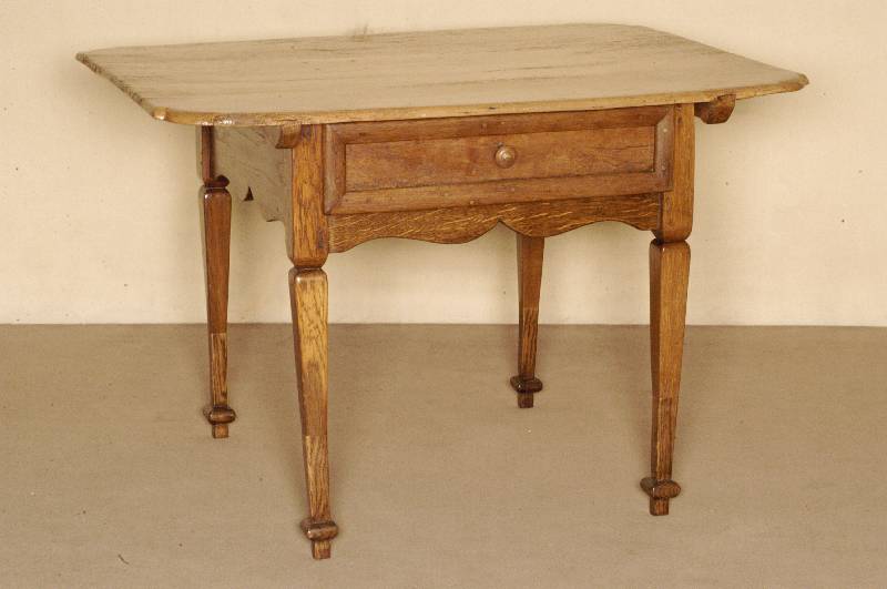 Bauerntisch, sÜddeutsch, um 1750/80, Eiche massiv, angesetzte FÜße sekundÄr, Schublade nach dem Vorbild von 1780 nachgearbeitet, unter ...