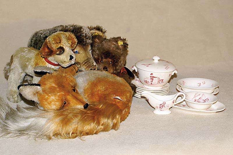 Kleines Puppen-Tafelservice, WÄchtersbach, um 1910/20, mit Kinderdarstellungen unter der Glasur, best. aus: 6 Tellerchen, D. ca. 11 cm, (1x mit ...