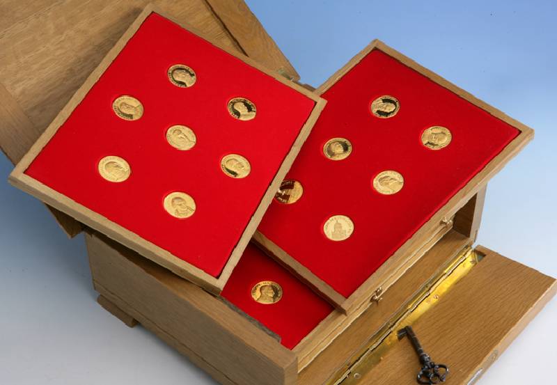 Sammlung mit 26 Feingoldmedaillen, total ca, 300 g, Feingold 999.9, Darst. franz. Marschalle, rÜcks. Invaliden Dom 1676-1976, in orig. ...
