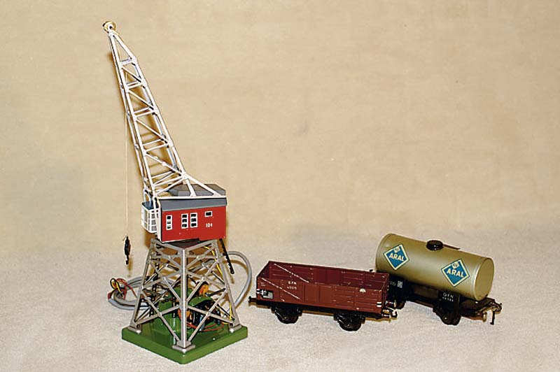 2 GÜterwagen, Fleischmann, Spur 0, 40er/50er Jahre, beide Blech, 1 offener GÜterwagen, 1 Kesselwagen "Aral", beide l. bespielt, in ...