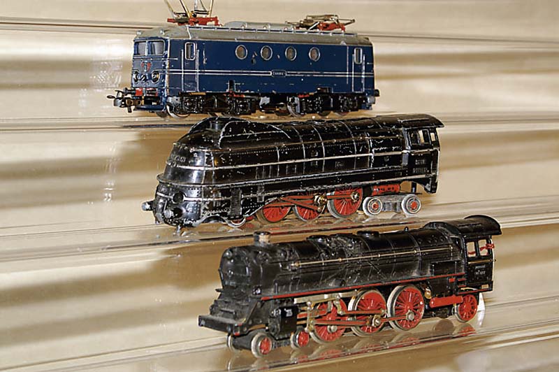 E-Lok und Dampflok, MÄrklin, 50er Jahre, Spur HO, E-Lok SEH 800, blau, stÄrker bespielt, Umschalter defekt, lÄuft nur in eine Richtung, dazu SK ...