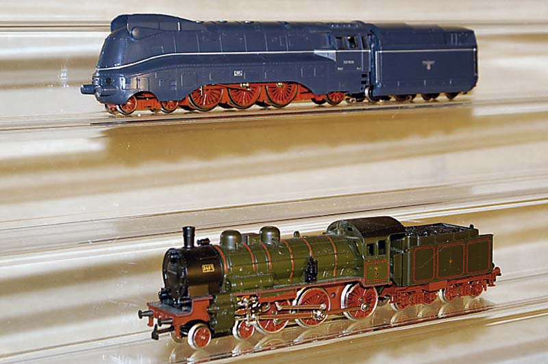 Stromlinienlok mit Tender, MÄrklin, Spur HO, Nr. 3391, dunkelblau, intakt, im orig. Karton
