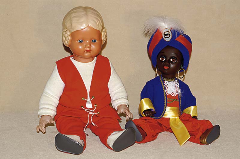 Sarotti-Mohr-Puppe, um 1970, Kopf Kunststoff , orig. Kleidung, unbespielt, in orig. Verpackung, H. ca. 40 cm