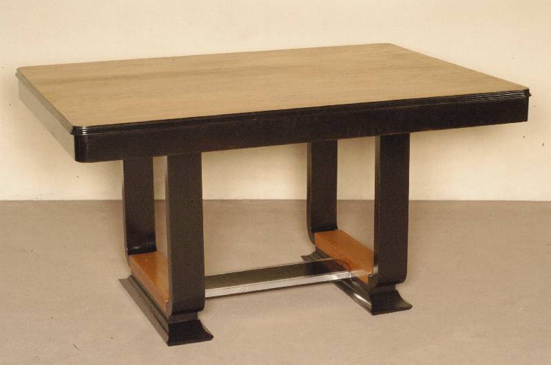 ArtDeco-Tisch, Frankreich, um 1930, Nußbaum furniert, zum Teil schwarz abgesetzt, ausziehbar auf 210 cm, je eine große, versteckt eingearbeitete ...