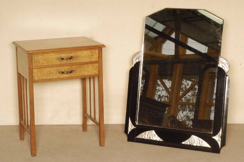 ArtDeco-Spiegel, Frankreich, um 1920, Hartholz, schwarz gelackt, aufwendig ausgefÜhrte Dekore, diese versilbert, hochwertige Verarbeitung, ca. ...