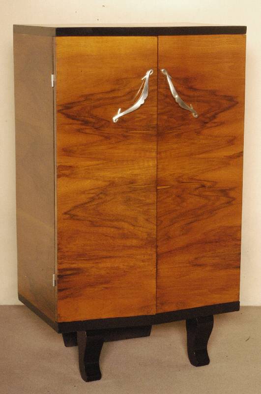 ArtDeco-Barschrank, Paris, um 1930, Nußbaum in gespiegeltem Bild furniert, zum Teil schwarz abgesetzt, zweitÜrig mit ChrombeschlÄgen, Boden und ...