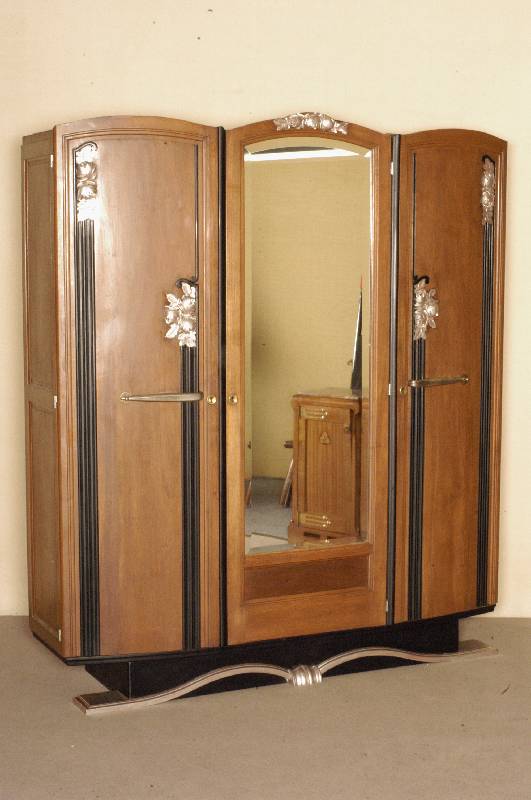 ArtDeco-Schrank, SÜdfrankreich, um 1920, Nußbaum massiv, mehrfach geschwungen ausgefÜhrte Front, alle drei TÜren abschließbar, umlaufend ...