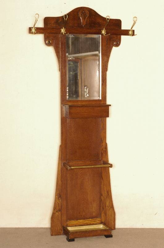 Jugendstil-Garderobe, Frankreich, um 1900, Eiche massiv, eingefasster umlaufend facettierter Spiegel, SchirmstÄnder mit Traufschale, ...