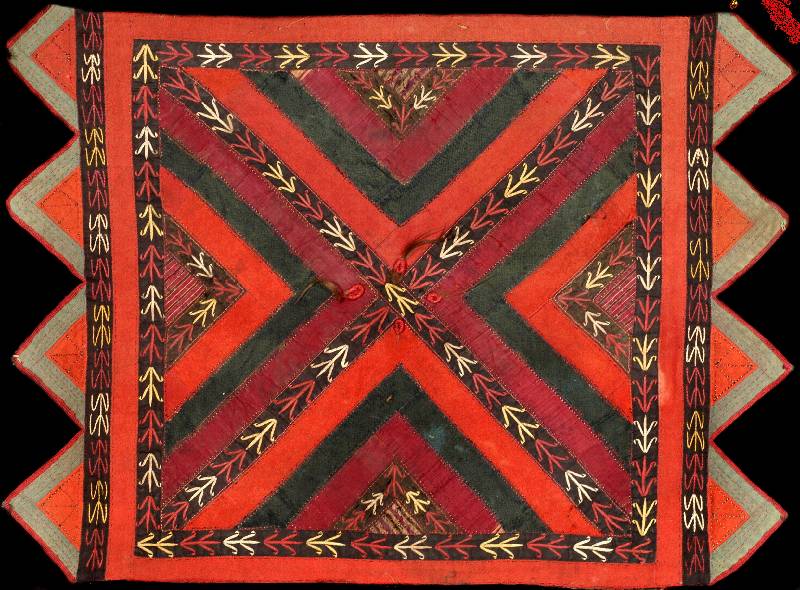 Kamelschmuck antik, Usbekistan, 19.Jahrhund ert, Kattun mit feiner Seidenstickerei, ca. 75 x 55 cm, bemerkenswerte feine KnÜpfung, tucha rtiger ...