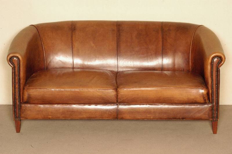 Sofa, deutsch, um 1950, mit Schafsleder bezogen, auf konischen FÜßen, Armlehnen mit bronzefarbener Nagelverzierung, Leder in gutem Zustand, ...