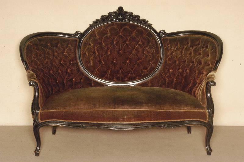 ausgefallenes Sofa, Pfalz/wohl NiederhÖfer, um 1835/45, Gestell Nußbaum massiv, von bester QualitÄt, geschwÄrzt, allseitig gerieft, z.T. in ...