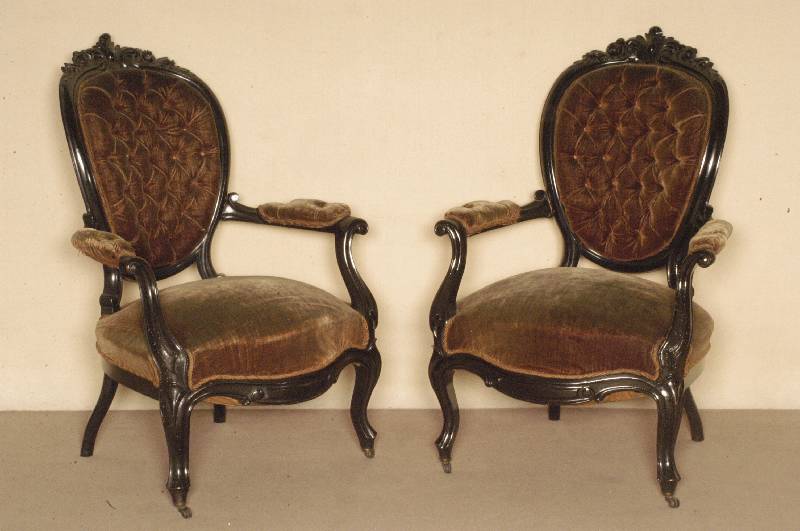 2 ArmlehnstÜhle, Pfalz/wohl NiederhÖfer, um 1835/45, Gestell Nußbaum massiv, von bester QualitÄt, geschwÄrzt, allseitig gerieft, z.T. in ...