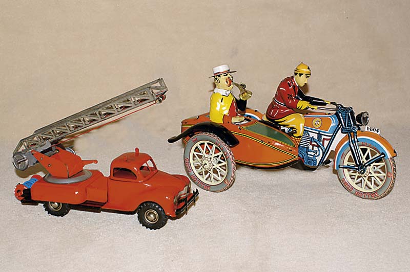 Feuerwehrauto, GAMA, 1948-52, Blech, Made in U.S. Zone Germany, Leiter mit Kurbel, Mechanismus intakt, guter, bespielter Zustand, im orig. Karton, ...