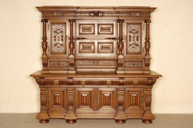 Aufsatzbuffet, Österreich/Wien, um 1880, Eiche massiv, z.T. furniert, auf gedrÜckten KugelfÜßen, geschnitzte und aufgesetzte Lisenen aus dem ...
