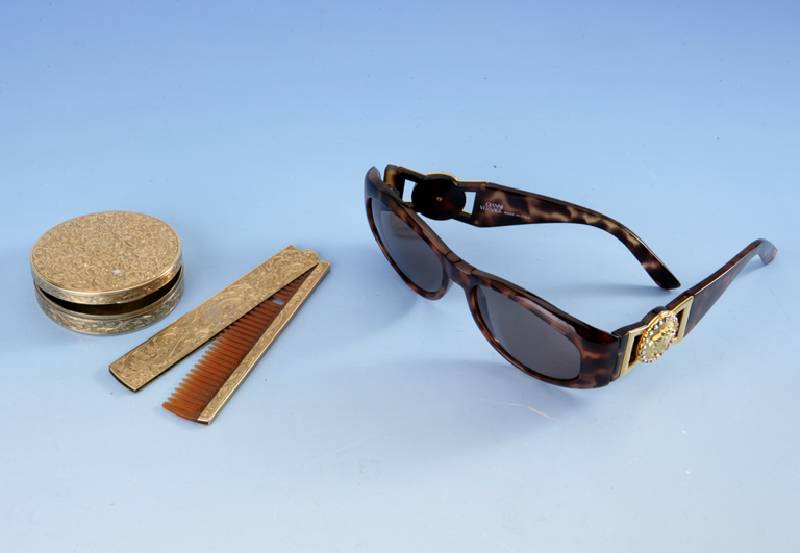 VERSACE-Sonnenbrille, Mod. 424/C, BÜgel seitl. mit Medusenkof und Straßbesatz, min. Tragesp., in Orig. Futeral