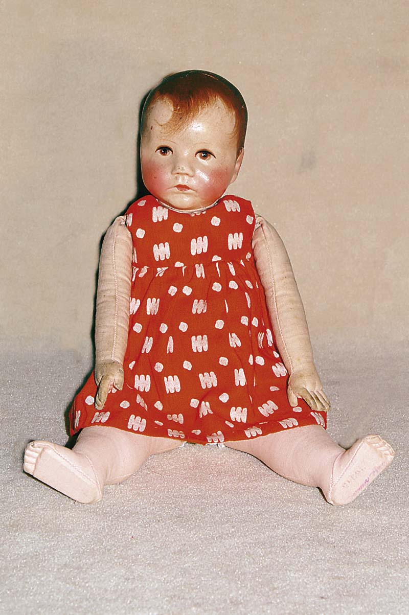 KÄthe Kruse Puppe, 1926-30, Puppe VII, typischer "Du-Mein"-Kopf, gestopfter StoffkÖrper, abgenÄhte Arme, abgenÄhte Daumen, ausladende ...