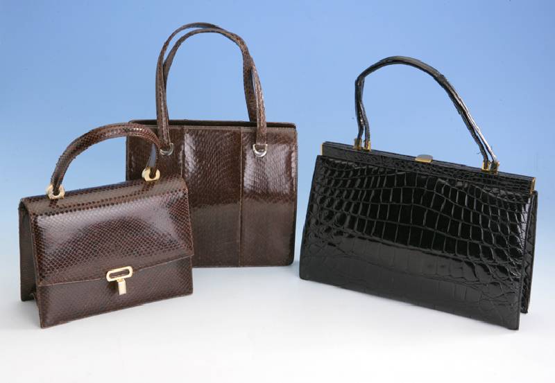 Konvolut 2 Schlangenledertaschen, braun, jew. Tragegriff, ca. 21 x 16 cm bzw. 23 x 21 c m, Tragespuren