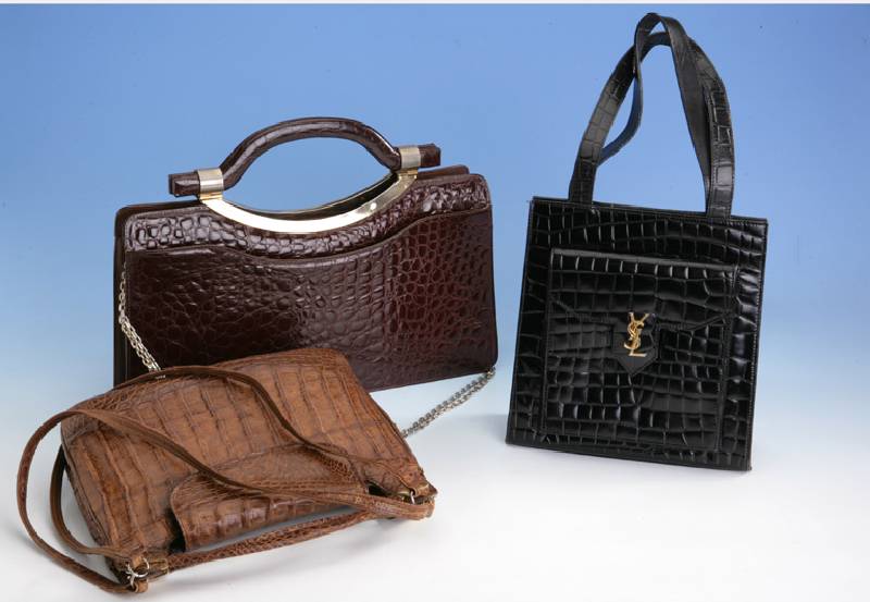Konvolut 3 Handtaschen aus Farmalligator: 1 x Unterarmtasche, schwarz, ca. 38 x 14 cm; 1 x braun, ca. 27 x 24 cm, Trageriemen; 1 x rotbraun mit ...