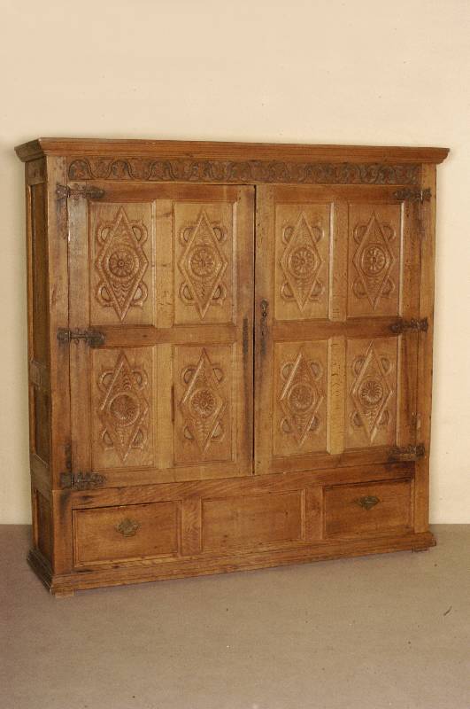 Vielzweckschrank, Burgund/Lothringen, 2. HÄlfte 18. Jhd., Eiche massiv, Front auf Rahmen gearbeitet, rhomboide Flachschnitzereien aus dem ...