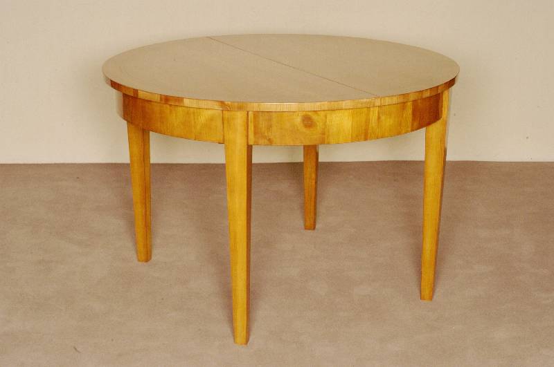 Runder Ausziehtisch, im Biedermeierstil, z.T. Kirschbaum massiv, Kirschbaumfurnier, 4 Einlegeplatten von jeweils 65 cm, Platte mit Fadenintarsien, ...