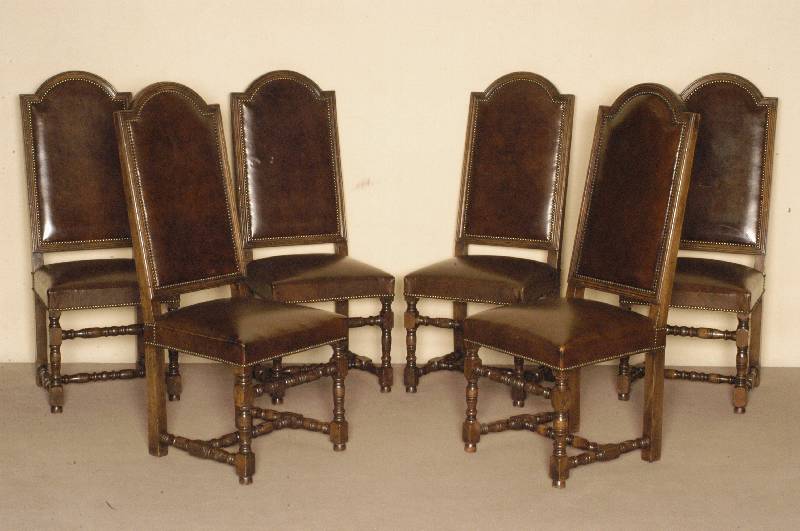 6 StÜhle, deutsch, um 1950, mit original Lederbezug, FÜße und Beine gedrechselt, Buche massiv, dunkel gebeizt und lackiert, Gebrauchsspuren, ...