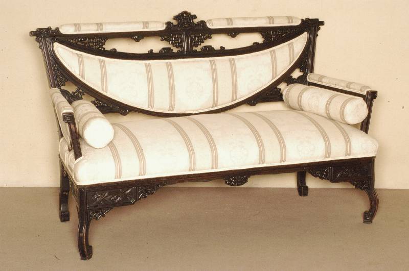 Sofa, China/Japan, um 1880, Mahagoni massiv, sehr dunkel gefaßt, original, typisch asiatische Schnitz- bzw. Dekorationsarbeiten, Polsterung und ...