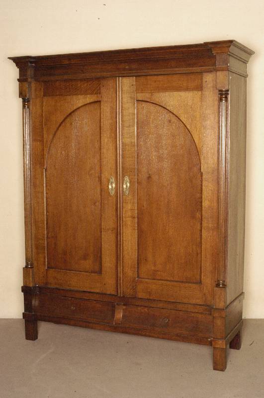 Kleiderschrank, deutsch, um 1830, Biedermeier, Eiche massiv, im Sockel 2 Schubladen, seitlich kannelierte HalbsÄulen, zerlegbar, Kopfleiste ...