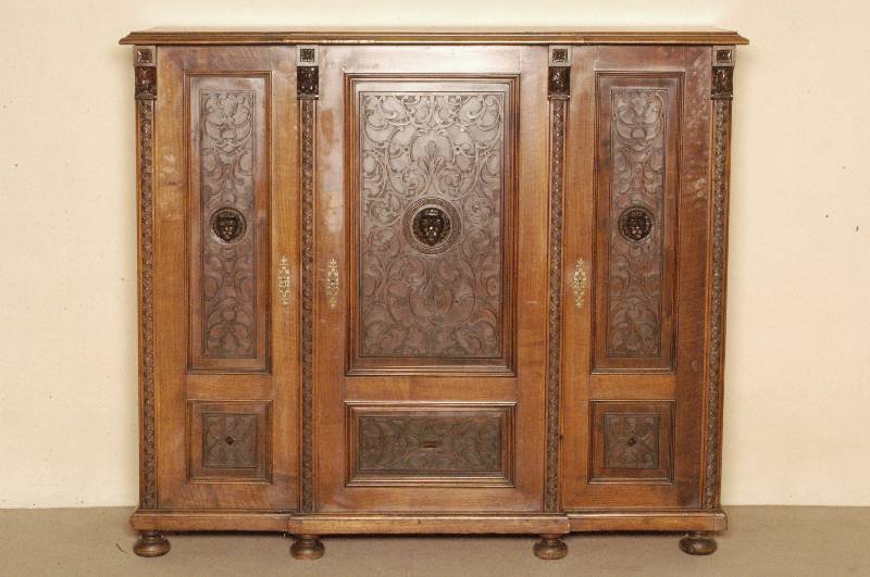 Mehrzweckschrank, deutsch, um 1880, GrÜnderzeit, Korpus Weichholz, Nußbaumfurnier, 3-tÜrig mit geschnitzten FÜllungen und LÖwenkÖpfen, ...