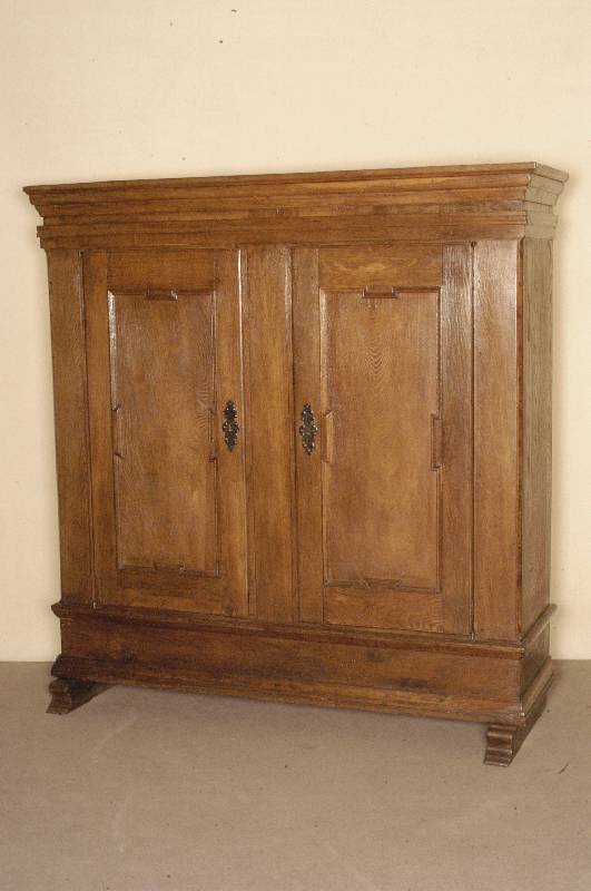 Schrank, deutsch/wohl Westfalen, um 1780, Eiche massiv, Fußleiste und Kufen wohl spÄter, 2 TÜren, FÜllungen mit Leistenverzierungen, in der ...