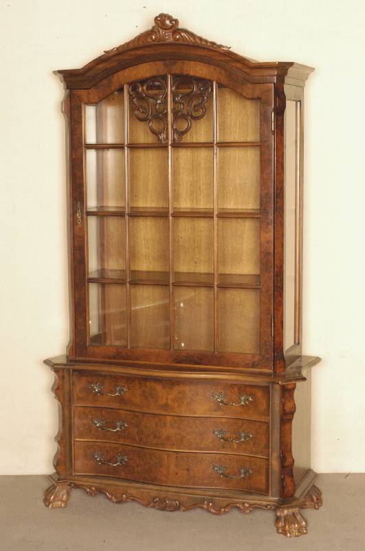 Vitrine, Italien, um 1960, Barockstil, Korpus Buche, Nußbaum- bzw. Wurzelnußfurnier, auf TatzenfÜßen, Fußleiste beschnitzt, 3 gebogene ...