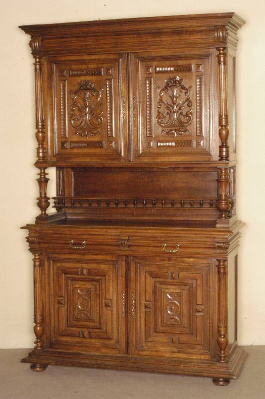 Aufsatzbuffet, Frankreich, um 1870, Korpus Weichholz/Hartholz, Nußbaum massiv, aufgesetzte Schnitzereien aus dem Vollholz, freistehende ...