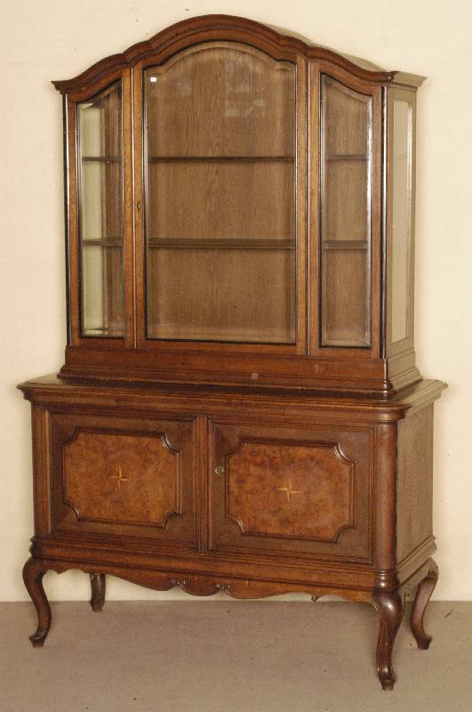 Aufsatzglasschrank, deutsch, um 1910, Korpus Weichholz, Eiche massiv, Eichefurnier, Barockstilhochbeine, 2 TÜren mit Sternintarsien, geschweiftes ...