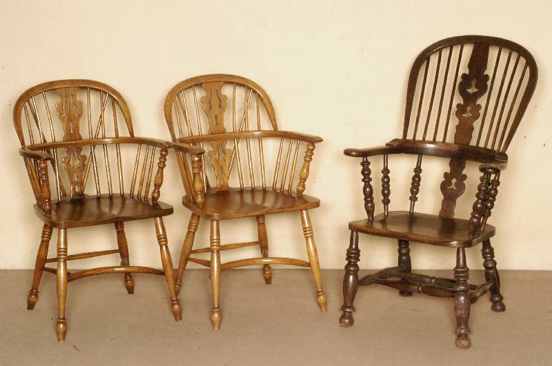 Armlehnstuhl, England, um 1800, sogenannter Windsorchair, Esche massiv, dunkel gebeizt, gedrechselte Beine, verstrebt, gebogene RÜckenlehne ...