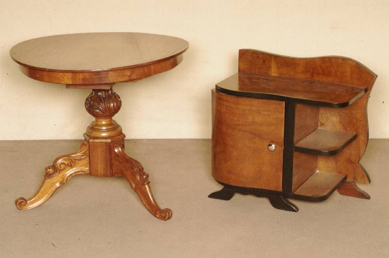 Beistelltisch, deutsch, um 1860, Louis -Philippe, Mahagoni massiv, schÖner balusterfÖrmiger Fuß, Platte verzogen, Gebrauchsspuren, ca. H. 63 ...