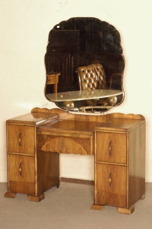 Frisierkommode, um 1925, ArtDeco-Stil, Korpus Weichholz, Nußbaumfurnier, nicht frei stellbar, Gebrauchsspuren, FÜße beschÄdigt, ca. 151x113x45 ...