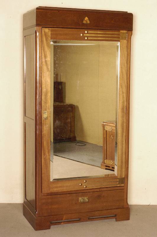 Schlafzimmer, wohl Frankreich, um 1900, Jugendstil, Designentwurf, Mahagoni massiv, bestehend aus Bett, Schminkkommode mit Spiegelaufsatz, ...