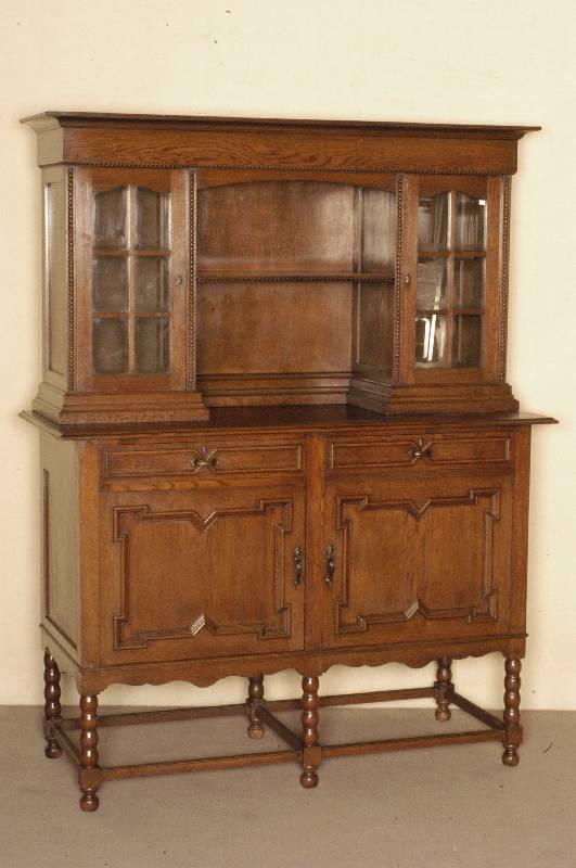 Aufsatzbuffet, Holland, um 1910, Eiche massiv, gedrechselte Beine, Inlets mit Leistenverzierung, Schubladen unter der Platte , Oberteil verglast ...