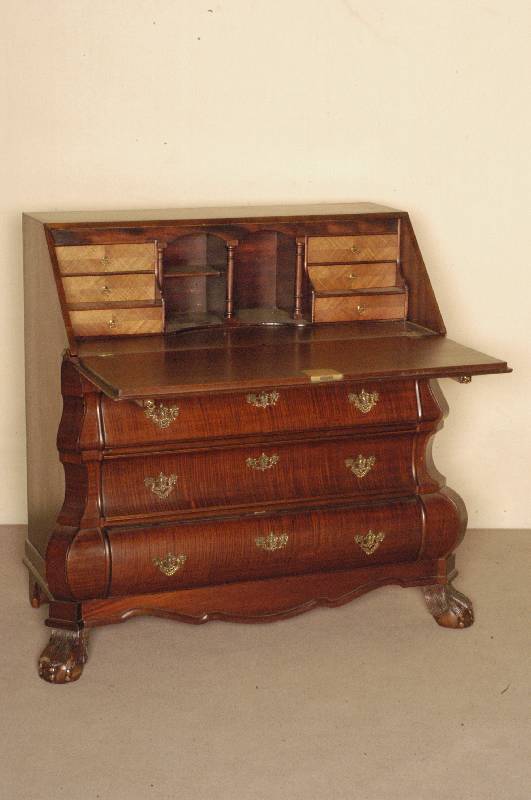SekretÄr, Holland, Barockstil, auf TatzenfÜßen, profilgerahmte Zarge, doppelt geschwungene Front, AuszÜge als Auflage fÜr Schreibplatte, ...