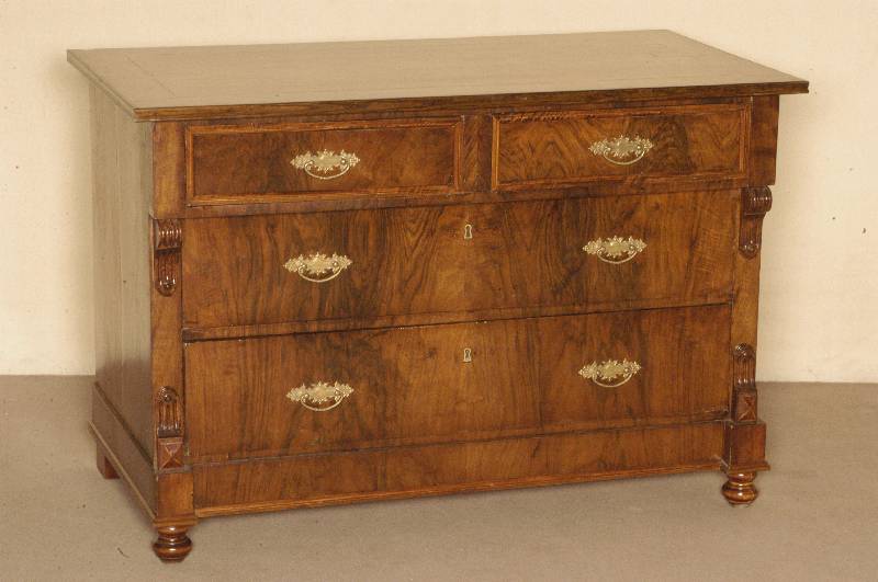 Kommode, deutsch, um 1890, Korpus Weichholz, Nußbaumfurnier, mit typischen Applikationen, 2 große und 2 kleine Schubladen, Lisenen kanneliert, ...