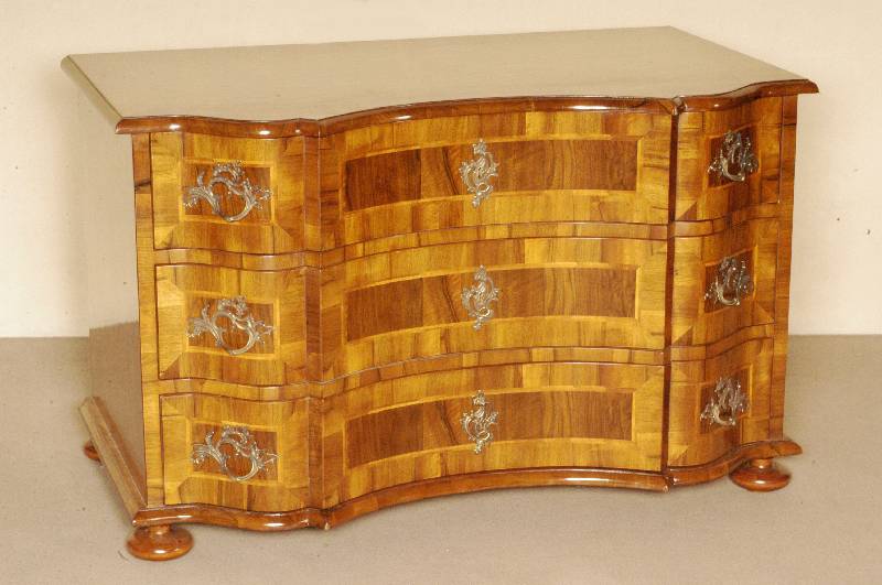 Doppelt geschweifte Kommode, Barockstil, Front horizontal aufgebaut, dickes Nußbaum- bzw. Pflaumenfurnier, Bandintarsien, z.T. rhomboid ...