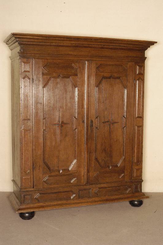 Schrank, deutsch/wohl Westfalen, um 1780, Eiche massiv, auf KugelfÜßen, Fußleiste mehrfach getreppt, 2 TÜren, FÜllungen mit ...