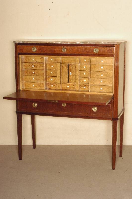 Empire-Schreibschrank, um 1810, Mahaognifurnier, mit Fadenintarsien, auf langen Spitzbeinen stehend, gerader Korpus mit 2 Schubladen und ...