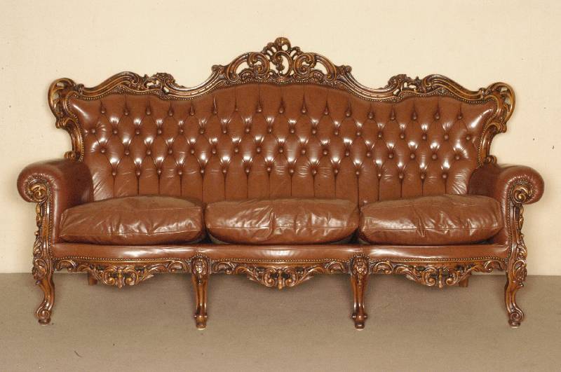 Barockstilsofa, Italien, um 1960, geschwungene Beine und RÜckenlehne mit reichlich Schnitzereien, Lederbezug genoppt und geheftet, lose Kissen, ...